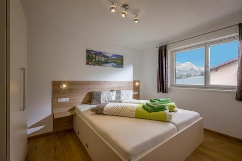 - une chambre avec un grand lit et une fenêtre dans l'établissement Ferienwohnung Thaler, à Itter