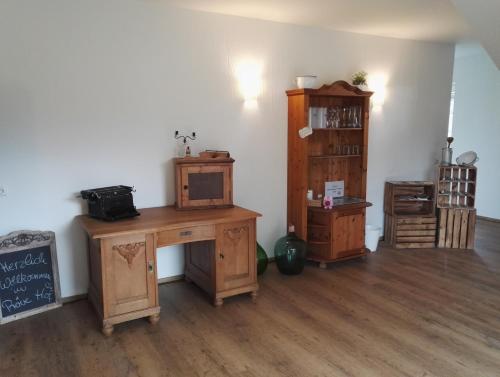 um quarto com uma secretária de madeira e uma prateleira em Pröve Hof em Eicklingen