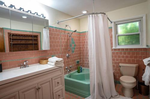 un bagno con doccia, lavandino e WC di Fabulous Mid Century 4BR 3Bath House ad Atlantic City
