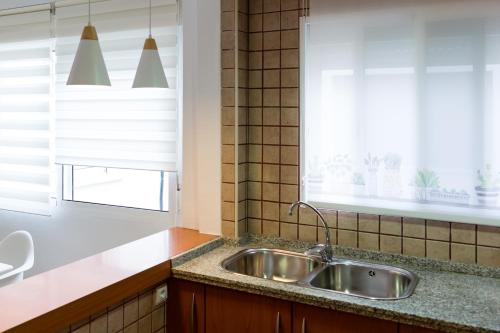 eine Küche mit Spüle und Fenster in der Unterkunft COLUMBUS´ HOME in Córdoba