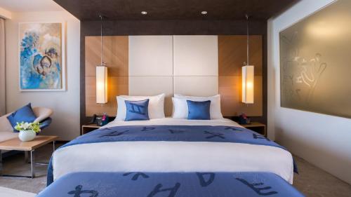 Katil atau katil-katil dalam bilik di Mövenpick Hotel du Lac Tunis