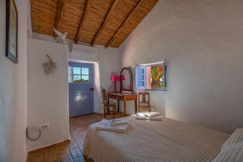Ένα ή περισσότερα κρεβάτια σε δωμάτιο στο Charming Seaside Cottage Casa Rosa - Somewhere Special