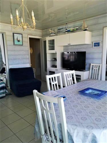 une salle à manger avec une table, des chaises et une télévision dans l'établissement F3, 6 Pers, BELLE VUE PANORAMIQUE MER, à Berck-sur-Mer