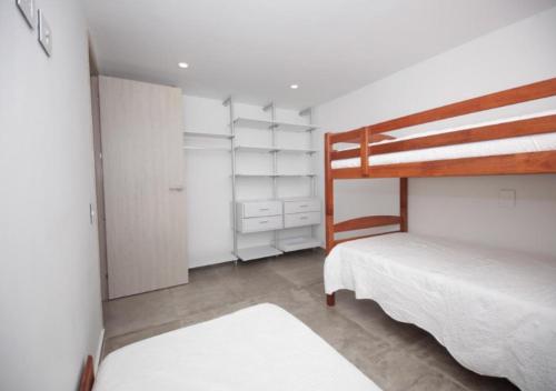 una camera con letto a castello e armadio di Apartamento en el Sun Rise San Andres a San Andrés