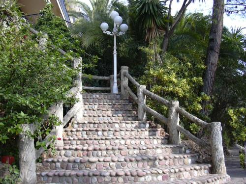un conjunto de escaleras de piedra con luz de la calle en Casa Rural Porta Del Cel, en Serra