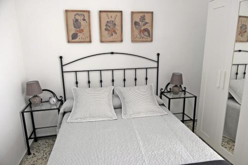 1 dormitorio con 1 cama con 2 mesitas de noche y 2 lámparas en VIVIENDA VACACIONAL CRUZ ALTA, en La Frontera