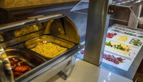 een voedselautomaat met wat voedsel erin bij Corvin Pension and Restaurant in Veľký Meder