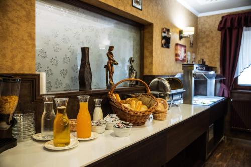 een toonbank met flessen en een broodmand bij Corvin Pension and Restaurant in Veľký Meder