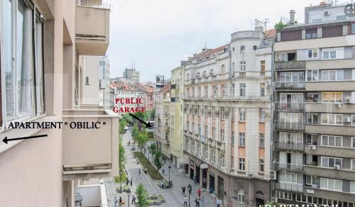 een uitzicht op een stadsstraat met gebouwen bij OBILIĆ in Belgrado