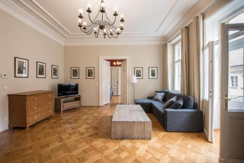 salon z kanapą i stolikiem kawowym w obiekcie Liliova Apartments w Pradze