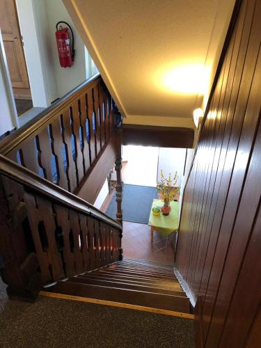 una vista aérea de una escalera con una mesa en una habitación en Gasthaus Adler Weilheim Waldshut-Tiengen en Weilheim