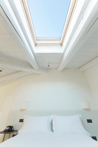a skylight in a room with white ceilings at Dai Gresy - In Langa in Treiso