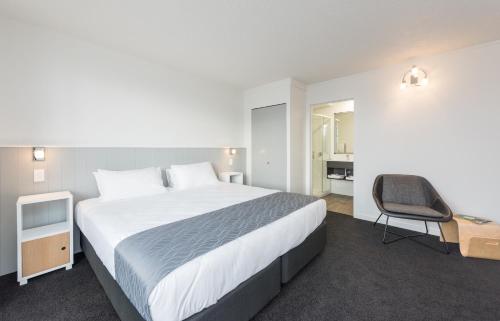 a hotel room with a bed and a chair at Queen Street Studios in Richmond