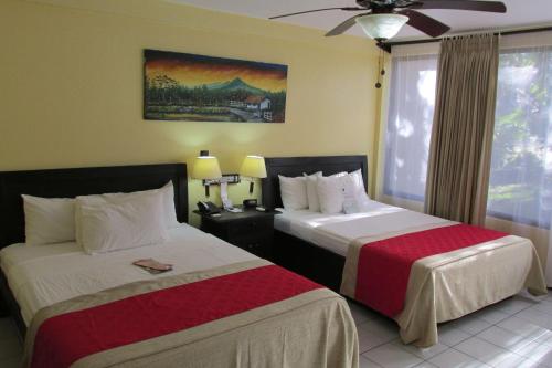 Un pat sau paturi într-o cameră la Best Western El Sitio Hotel & Casino
