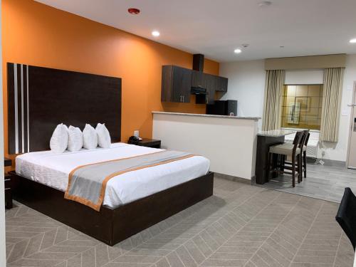 Scottish Inn & Suites - IAH Airport Image