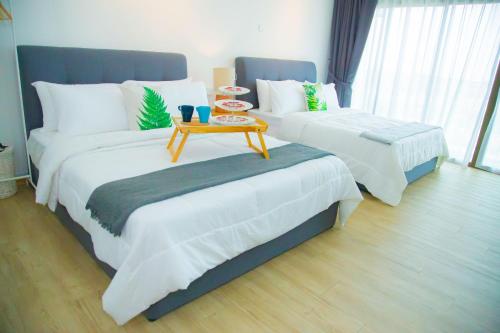una camera con due letti e un tavolo sopra di [WolveRent] Cozy Studio @ Mount Austin- (IKEA,AEON,TESCO,TOOPEN) a Johor Bahru