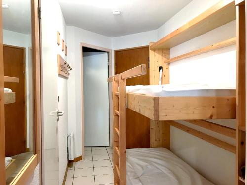 Zimmer mit 2 Etagenbetten und einem Fenster in der Unterkunft Boost Your Immo Les Deux Alpes 149 / Grande Chaume in Les Deux Alpes