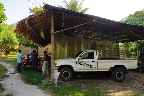 a white truck parked in front of a building at Mr. Chuoi Bar and Hut in Ko Phra Thong