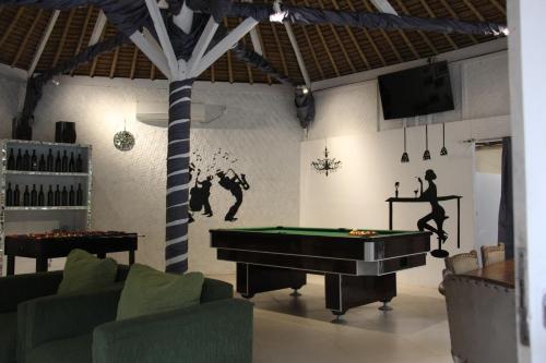 Een biljarttafel in Seri Resort Gili Meno - Adults Only