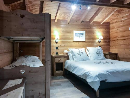 a bedroom with a bunk bed and a desk at Boost Your Immo Les Deux Alpes Chalet Gaspard 184 in Les Deux Alpes