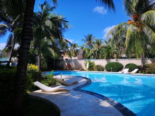 OUR ISLAND HOME 5 MINS WALK TO BEACH