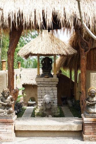 Сад в BALI BAMBOO JUNGLE HUTS AND HOSTEL