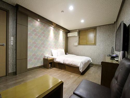 Postel nebo postele na pokoji v ubytování Hotel Q Chuncheon