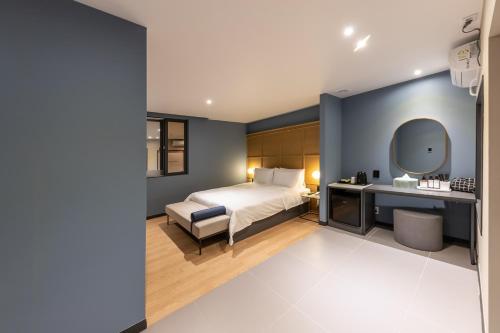 Katil atau katil-katil dalam bilik di Brown Dot Hotel Seong Seo