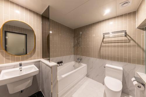 Bilik mandi di Brown Dot Hotel Seong Seo