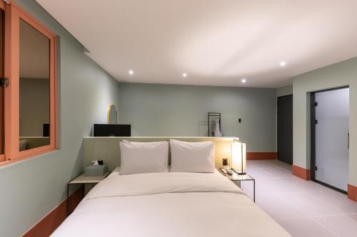 Katil atau katil-katil dalam bilik di Brown Dot Hotel Seong Seo