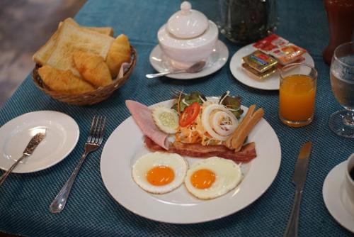 einen Teller mit Eiern und Brot auf dem Tisch in der Unterkunft Kao Tao Villa Beach Resort-Hua Hin in Khao Tao