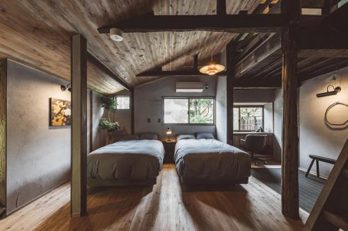 NIPPONIA Kosuge Village tesisinde bir odada yatak veya yataklar