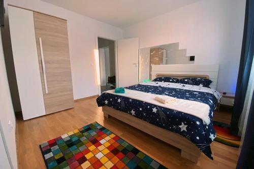 a bedroom with a bed and a colorful rug at Apartament Smiley in Sighişoara