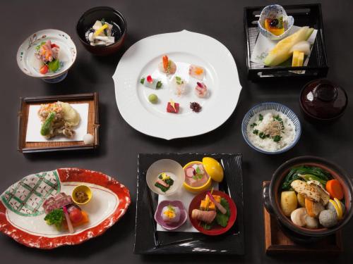 ホテルの敷地内または近くでの食事または食べ物