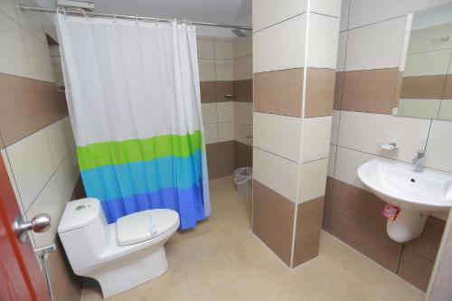科泽科德Luxora Hotel and Spa的一间带彩虹浴帘和卫生间的浴室