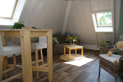 ein Wohnzimmer mit einem Sofa und einem Tisch in der Unterkunft Gastenverblijf Eenigenburg in Eenigenburg