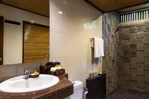 Ett badrum på Rama Phala Resort & Spa