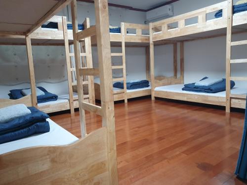 ein Zimmer mit einem Haufen Etagenbetten in der Unterkunft Ok guesthouse in Seoul