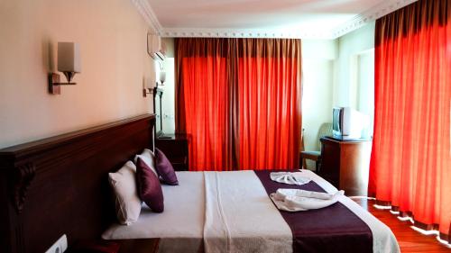 Кровать или кровати в номере CihanTürk Hotel