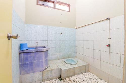a bathroom with a blue toilet and a sink at Nabhan Homestay in Kalirejo