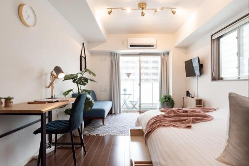 - une chambre avec un bureau et un lit dans l'établissement Dash Living Higashi Azabu, à Tokyo