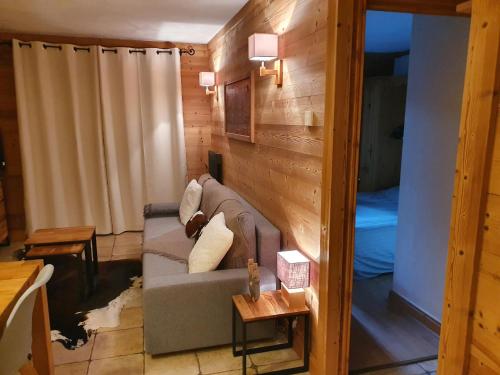 a living room with a couch and a bed at Appartement chaleureux 4-6 pers Chalet Chamois appt H2 in Arc 2000