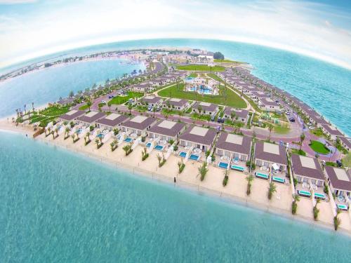 una vista aerea di un resort sulla spiaggia di Dana Beach Resort ad Alkhaleej Village