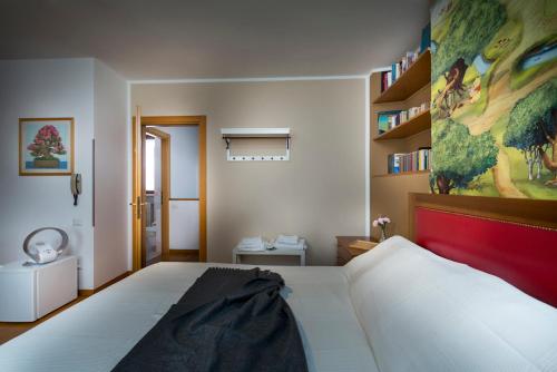 um quarto com uma cama e uma estante de livros em CASA NEL RUSTICO Foresteria Lombarda em Misinto