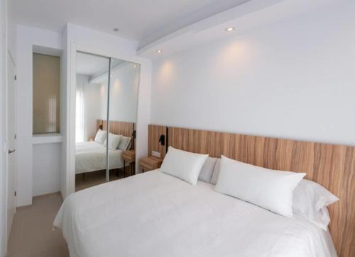 Krevet ili kreveti u jedinici u okviru objekta Encantador apartamento con piscina y AC - Helgafell 126