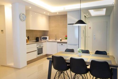 Cuisine ou kitchenette dans l'établissement Encantador apartamento con piscina y AC - Helgafell 130