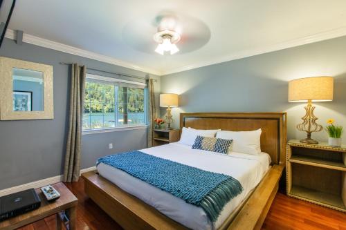 מיטה או מיטות בחדר ב-The Lodge at Blue Lakes