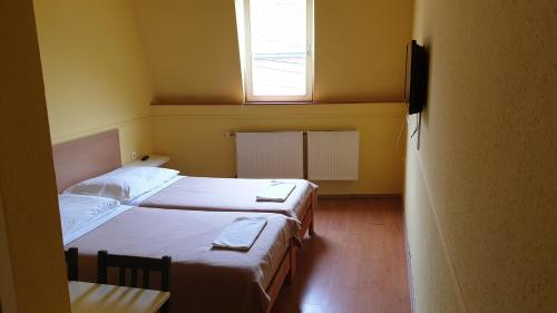 Un pat sau paturi într-o cameră la Jáde Panzió