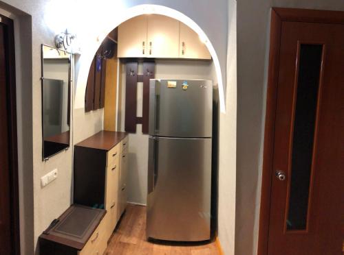 een keuken met een roestvrijstalen koelkast in een kamer bij Apartment Shevchenka 154 in Nikopol