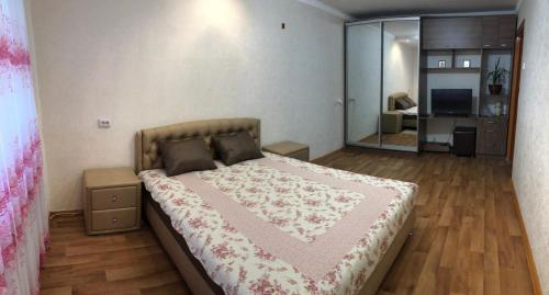 een slaapkamer met een groot bed en een roze deken bij Apartment Shevchenka 154 in Nikopol